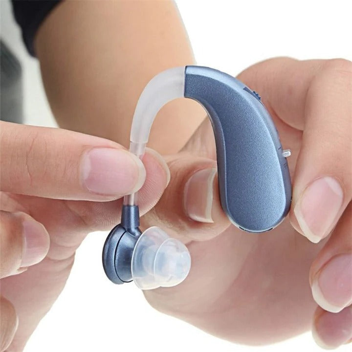 Aide auditive discrète et légère. Confort auditif optimal avec amplification sonore et connectivité Bluetooth.