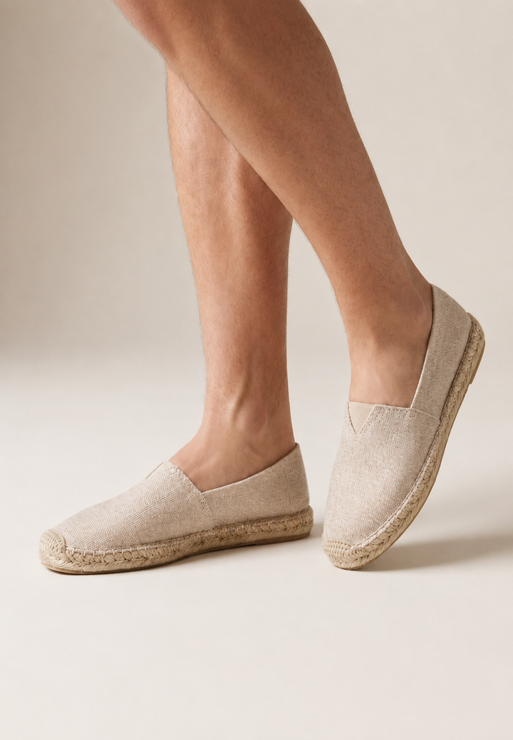 Espadrilles homme décontractées bleu marine, confortables et faciles à enfiler. Idéales pour l'été et les vacances.
