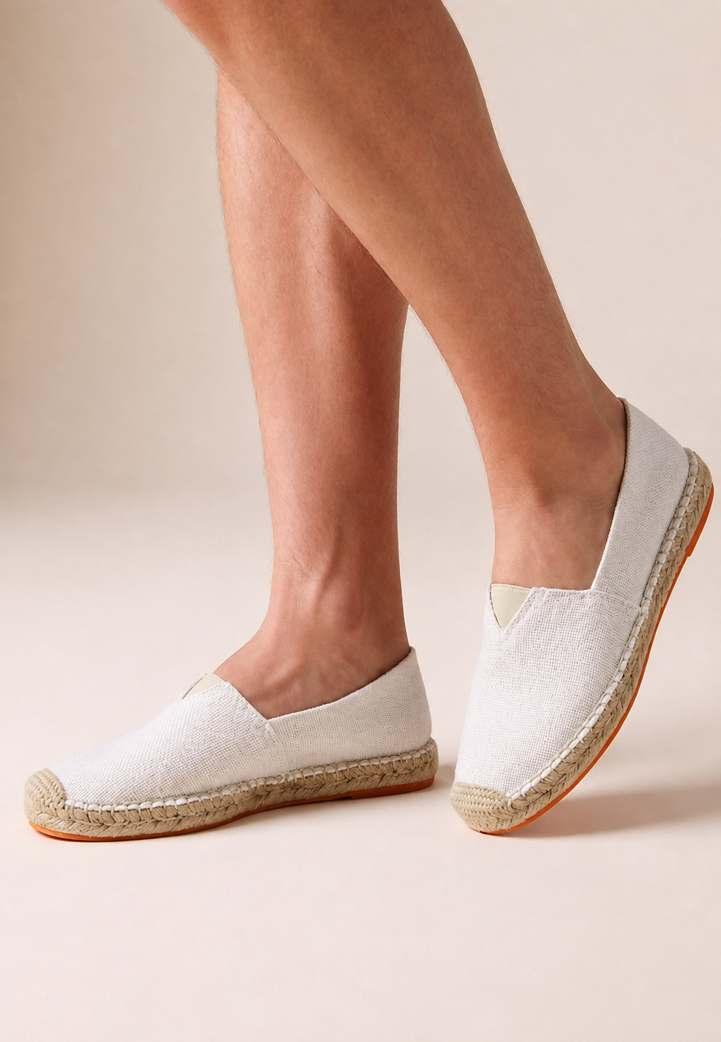 Semelle plate en corde tressée d'espadrilles homme confortables, parfaites pour la marche estivale.