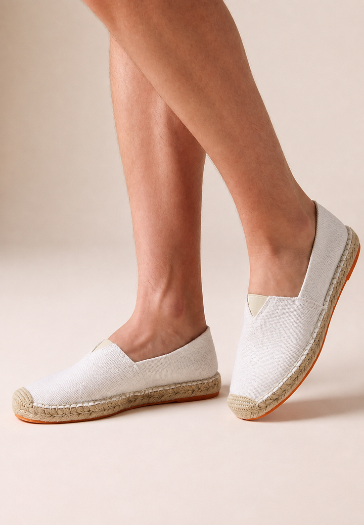Semelle plate en corde tressée d'espadrilles homme confortables, parfaites pour la marche estivale.