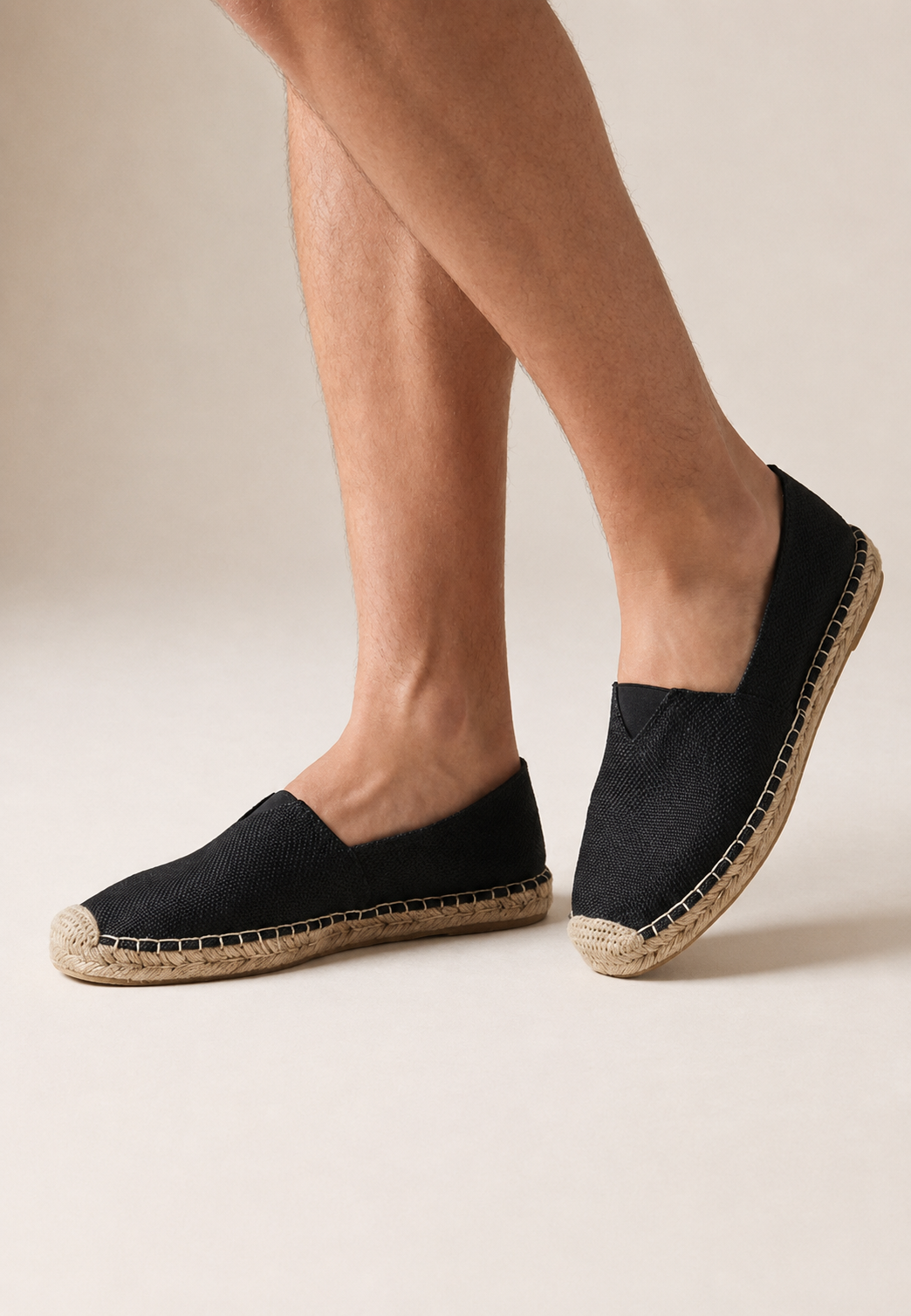 Homme portant des espadrilles décontractées grises, chaussures d'été slip-on idéales pour le confort et les vacances.