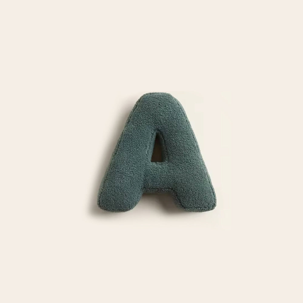 Coussin design lettre B, parfait pour chambre d'enfant ou adulte.