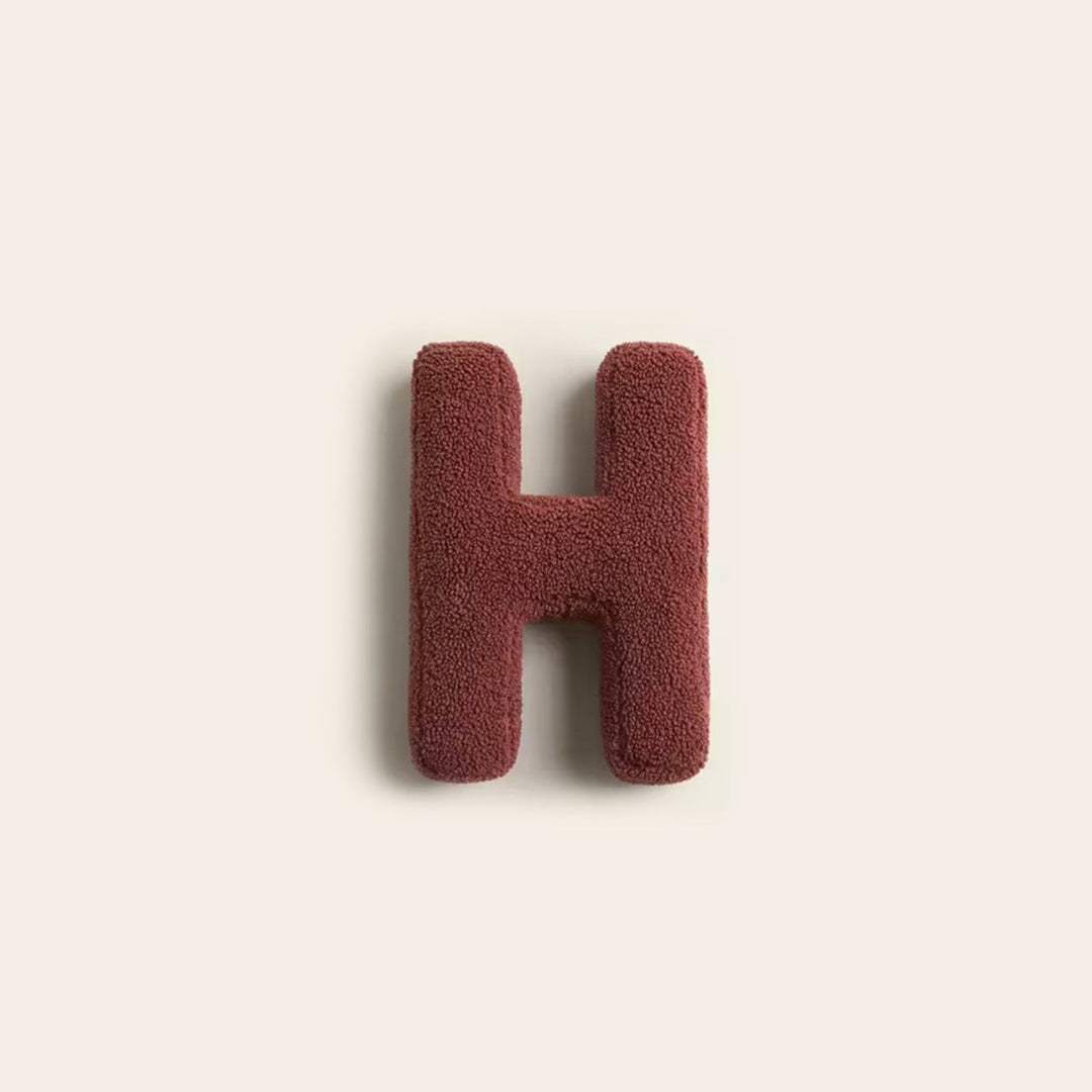 Coussin personnalisé lettre I, apporte du style à votre chambre.