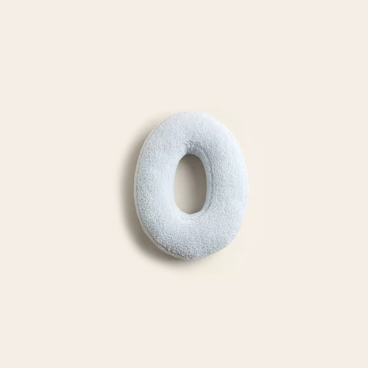 Coussin alphabet design P, parfait pour le salon moderne.