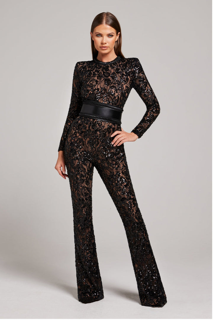 Combinaison de soirée élégante noire pour femme, décolleté V. Parfaite pour gala, mariage, événement chic.