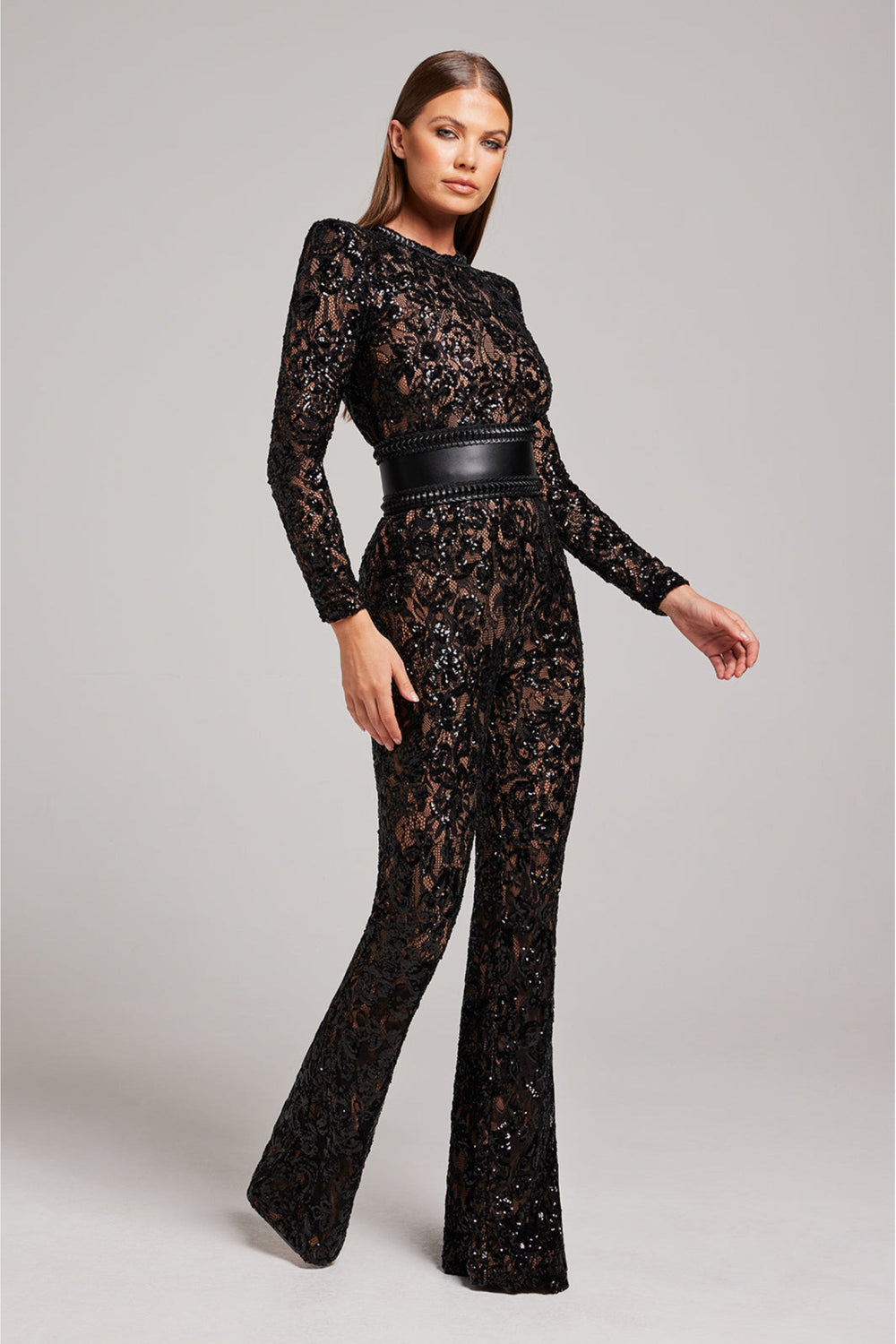 Jumpsuit femme blanche chic, décolleté plongeant, idéale mariage ou événement spécial. Confortable et tendance.