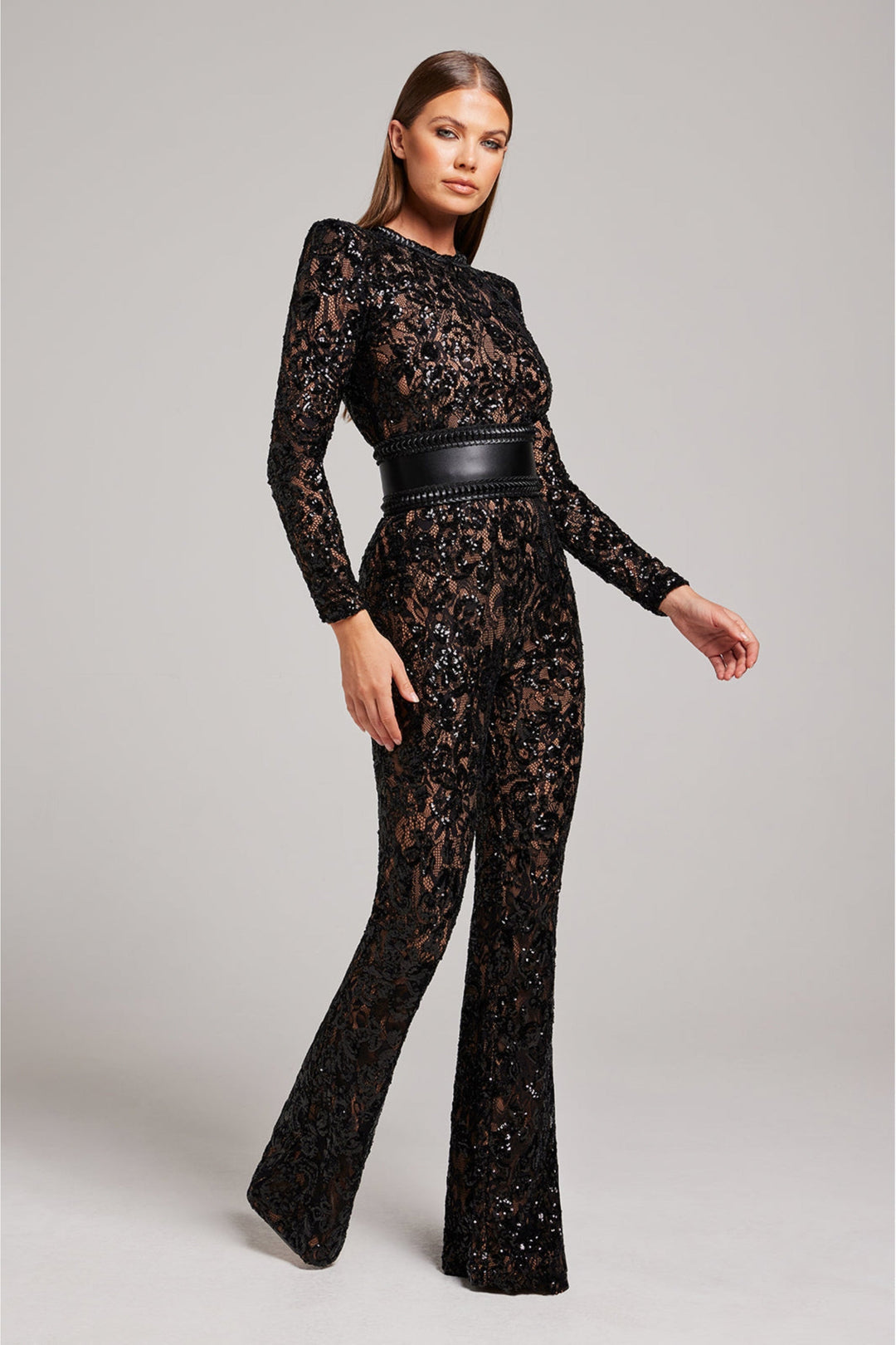 Jumpsuit femme blanche chic, décolleté plongeant, idéale mariage ou événement spécial. Confortable et tendance.