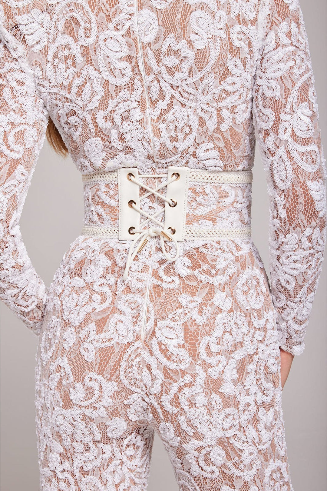 Combinaison décolleté V noire, élégance intemporelle pour femme. Parfaite pour soirées et mariages.