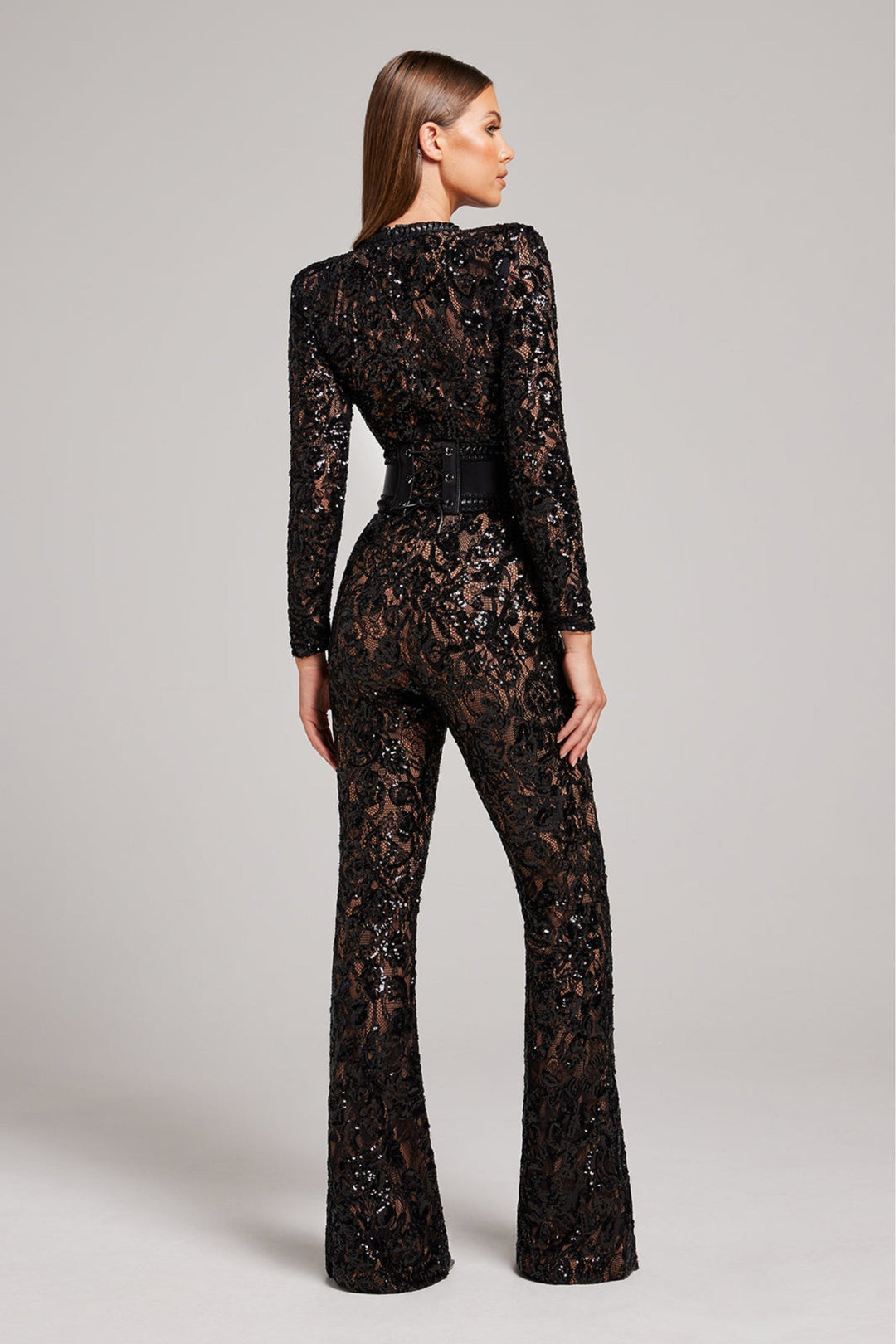 Combinaison élégante pour femme, décolleté en V. Tenue de gala noire confortable et stylée.
