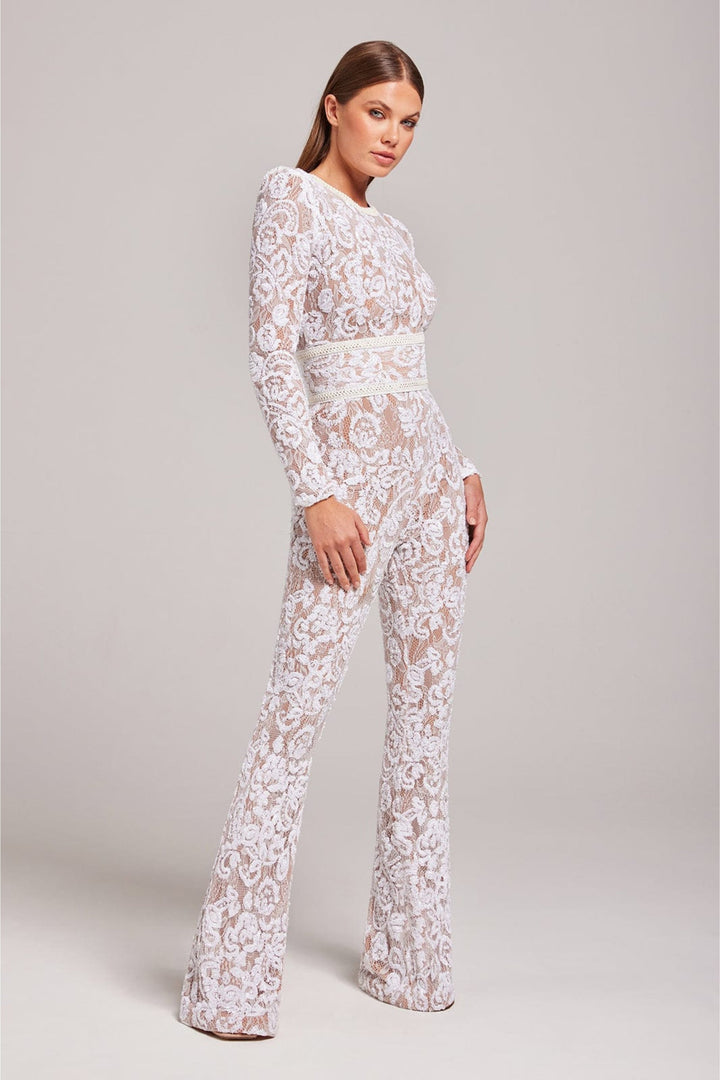 Jumpsuit femme élégante blanche, décolleté en V, parfaite pour un mariage ou une cérémonie estivale.