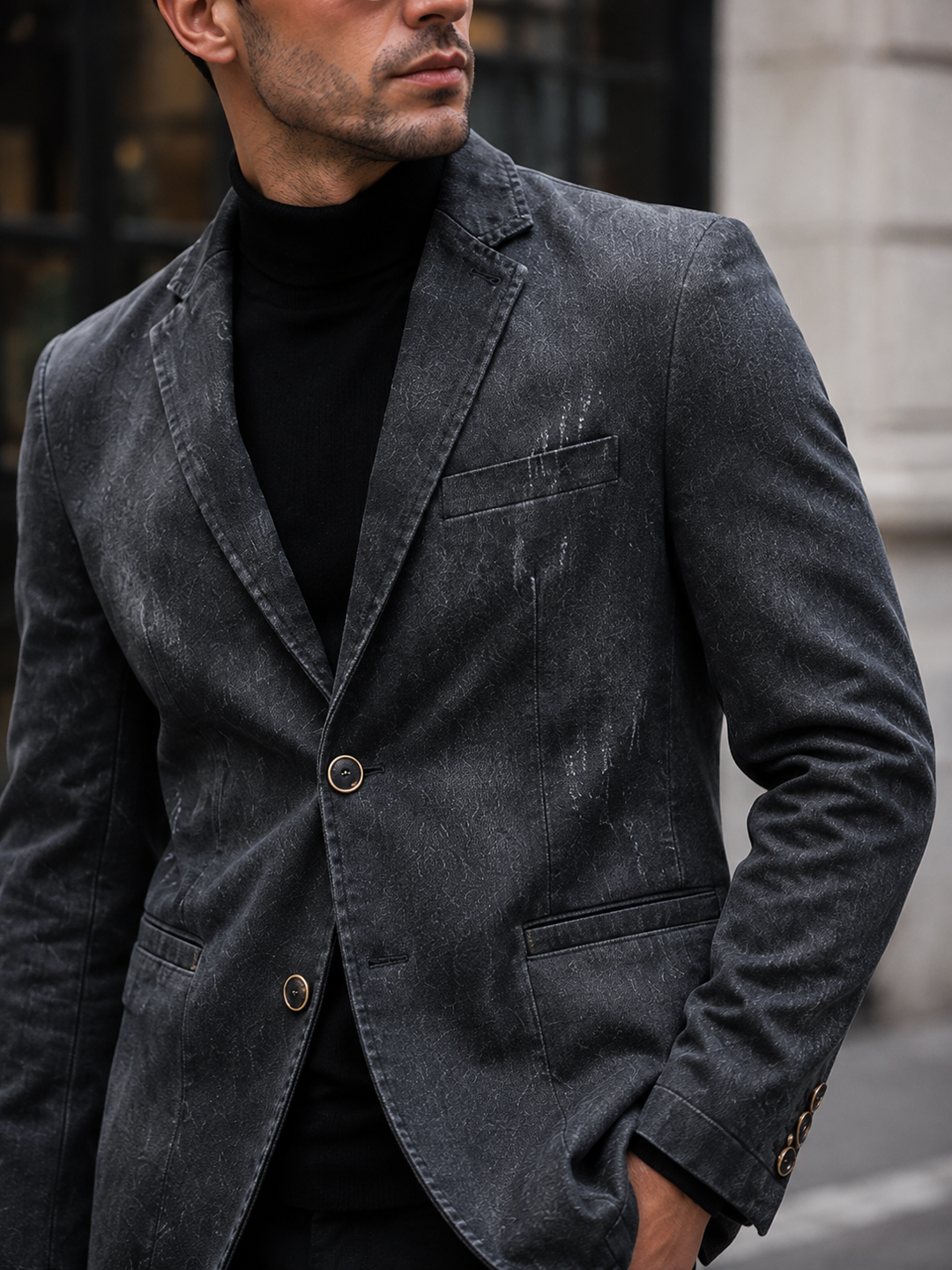 Blouson homme délavé style usé, look décontracté chic. Parfait pour l'automne et la mode masculine moderne.