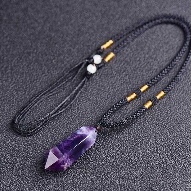 Collier spiritualité en cristal naturel, hexagone pour l'équilibre, élégance féminine.
