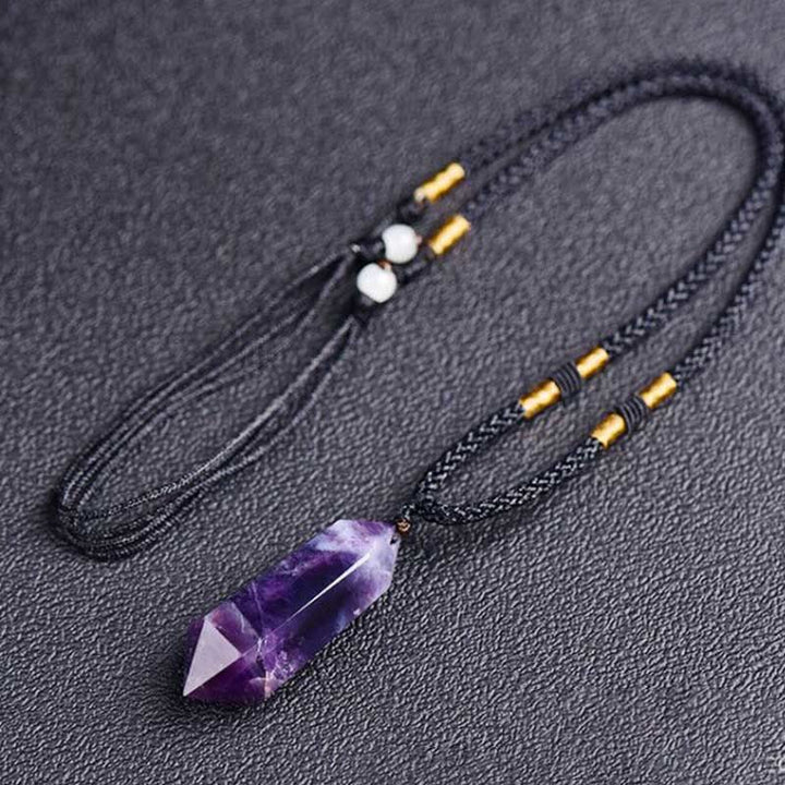 Collier spiritualité en cristal naturel, hexagone pour l'équilibre, élégance féminine.