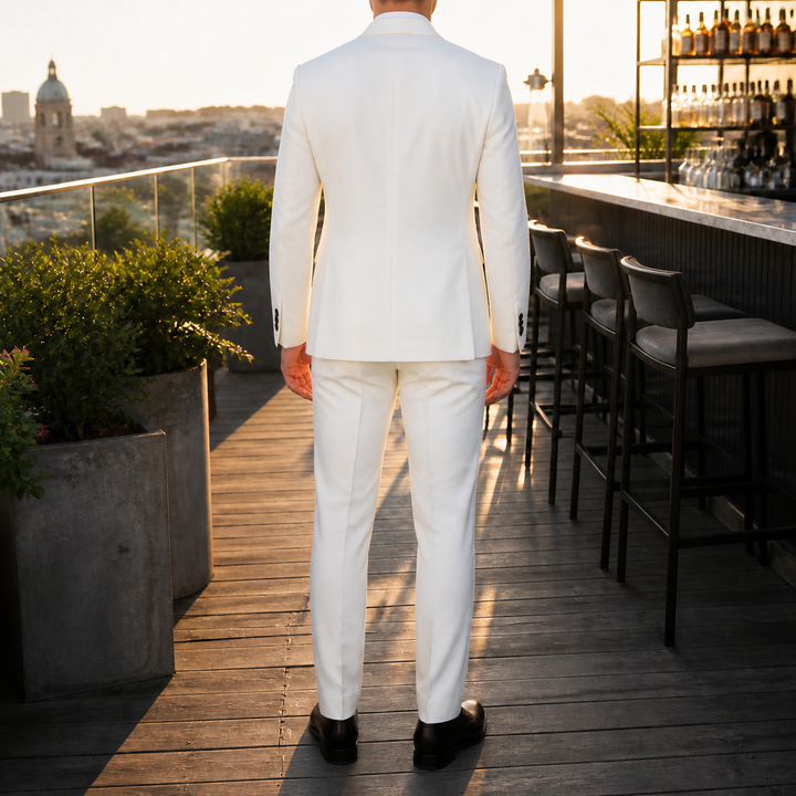 Zoom sur la veste du costume homme ajusté. Parfaite pour cérémonie.