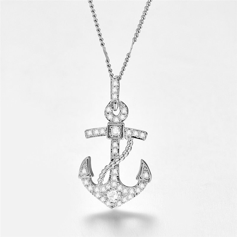 Pendentif scintillant sur collier élégant, accessoire mode pour femmes, délicat et fin.