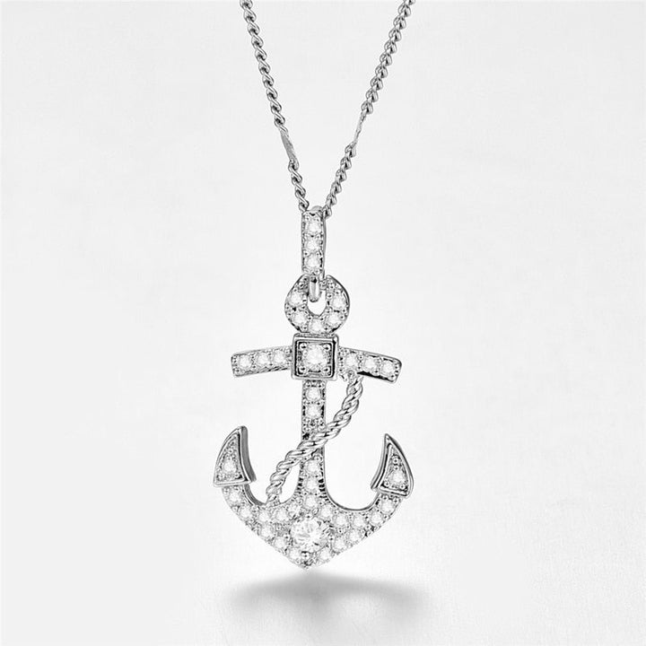 Pendentif scintillant sur collier élégant, accessoire mode pour femmes, délicat et fin.