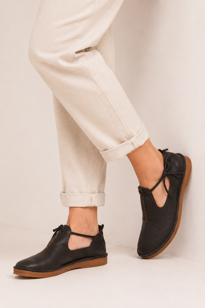 Profil des chaussures plates femme, design épuré, confort et style décontracté pour l'été.