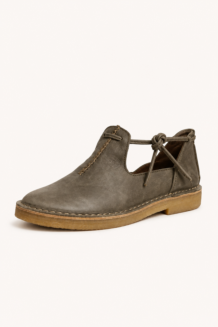 Vue arrière chaussures plates femme, talon bas élégant, confort et style décontracté pour la mode estivale.