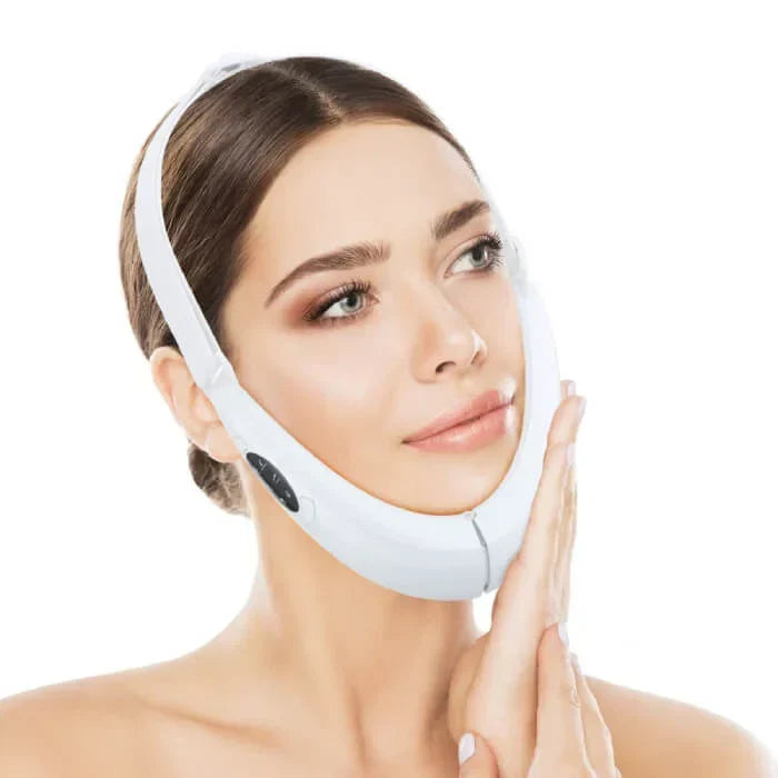 Femme utilisant l'appareil facial anti-âge à microcourants et infrarouge pour raffermir la peau et réduire les rides.