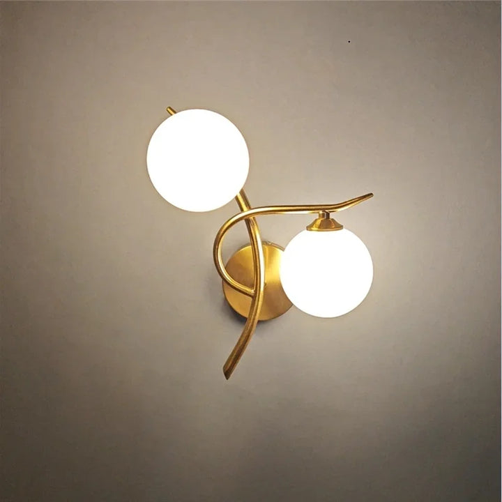 Applique LED murale scandinave à double sphère, éclairage intérieur moderne pour salon ou chambre.