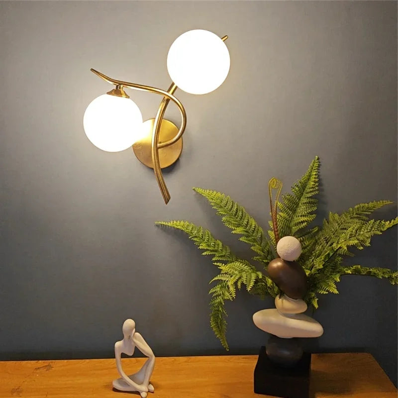 Design minimaliste: applique murale LED scandinave avec deux sphères, idéale pour chambre ou salon contemporain.