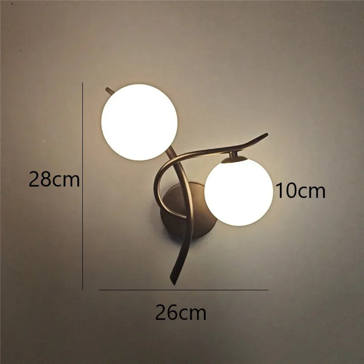 Éclairage LED mural scandinave moderne, avec deux sphères élégantes, parfait pour décoration intérieure design.