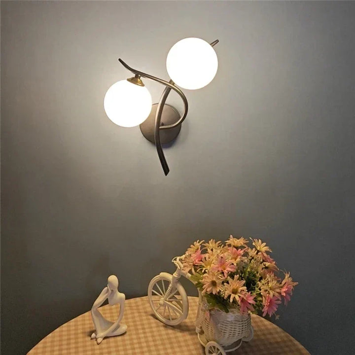 Applique LED murale design scandinave double sphère, pour une touche moderne et minimaliste en intérieur.