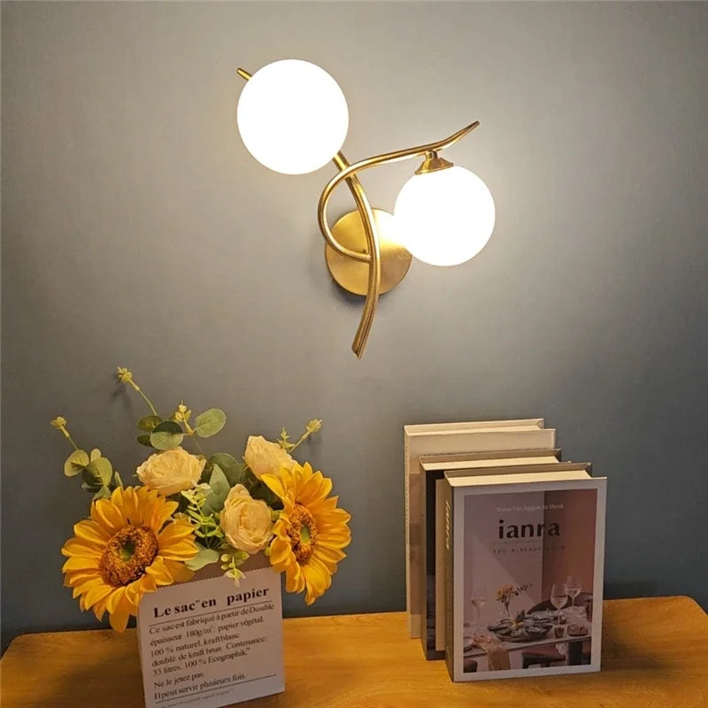 Luminosité moderne: applique murale LED scandinave double sphère, éclairage intérieur pour salon ou chambre.