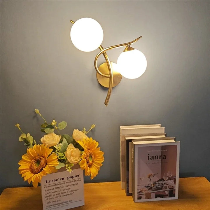 Luminosité moderne: applique murale LED scandinave double sphère, éclairage intérieur pour salon ou chambre.