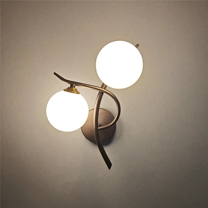 Applique murale LED scandinave élégante, deux sphères lumineuses, parfait pour une décoration intérieure moderne.