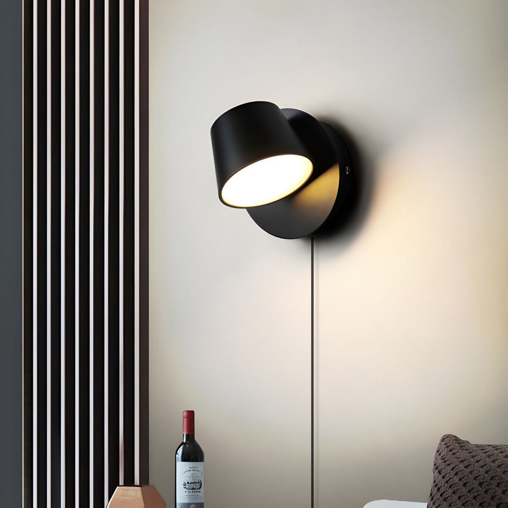 Liseuse murale LED orientable, parfaite pour un éclairage de lecture ciblé. Design moderne pour chambre et salon.