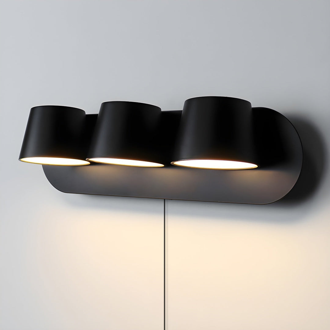 Éclairage mural LED orientable au design moderne. Liseuse élégante, parfaite pour la chambre ou le salon.