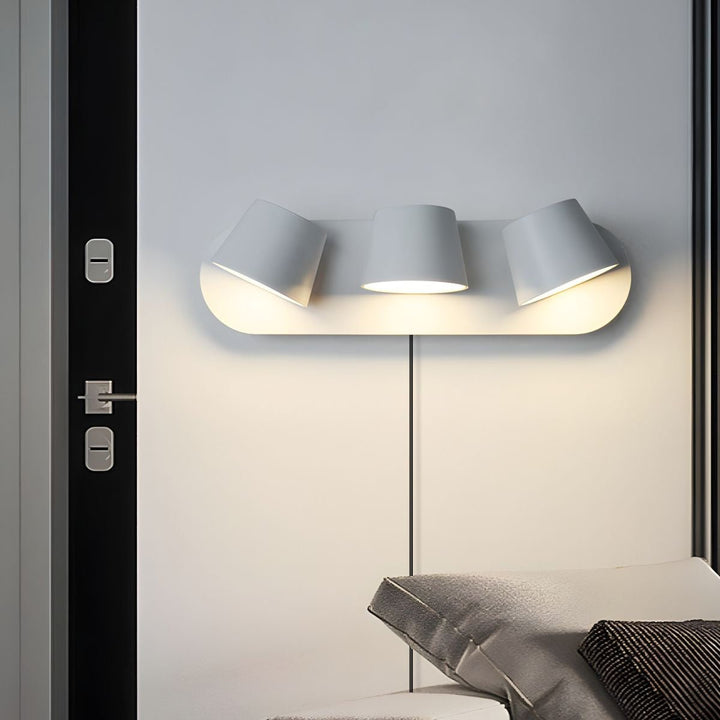 Applique murale LED orientable, à la fois liseuse et éclairage d'ambiance moderne pour chambre ou salon.