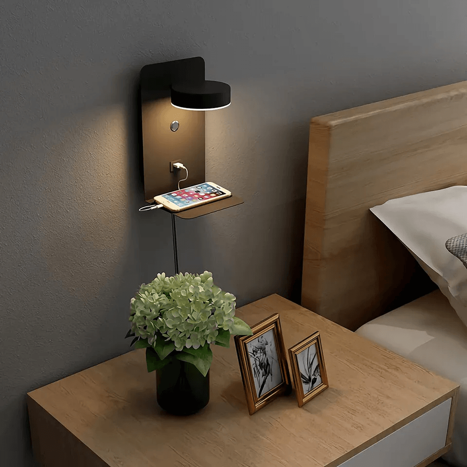 Applique murale LED ajustable blanche avec tablette de recharge USB-C. Idéale chambre, salon, bureau. Design moderne.