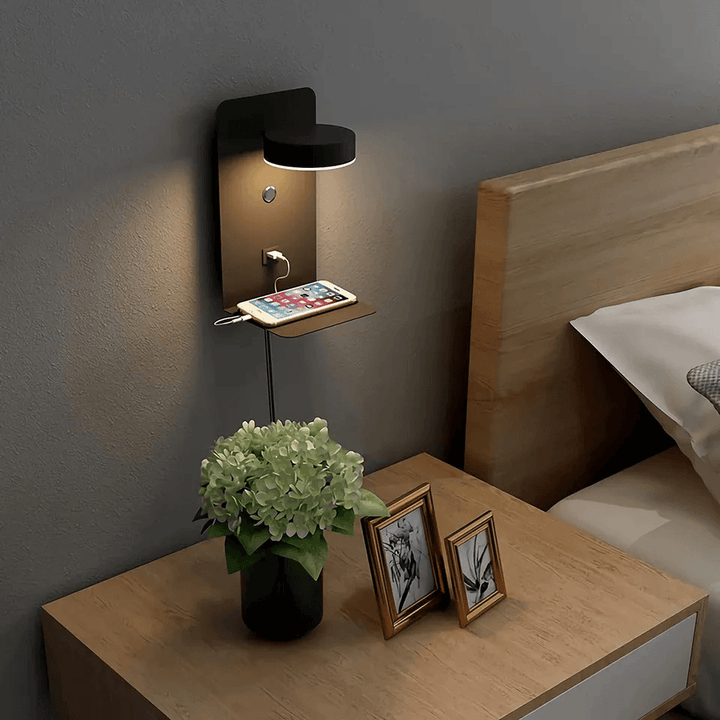 Applique murale LED ajustable blanche avec tablette de recharge USB-C. Idéale chambre, salon, bureau. Design moderne.