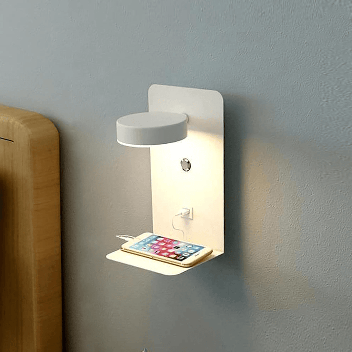 Lampe murale LED moderne noire, lumière ajustable. Éclairage intérieur avec chargeur USB-C et tablette intégrée.
