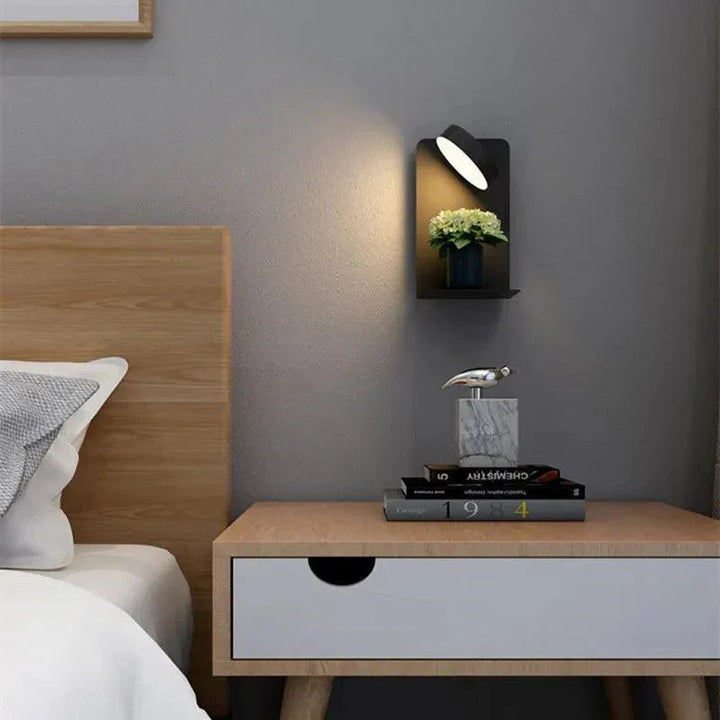 Applique murale LED design pour bureau ou chambre. Éclairage ajustable avec tablette et chargeur USB-C intégré.