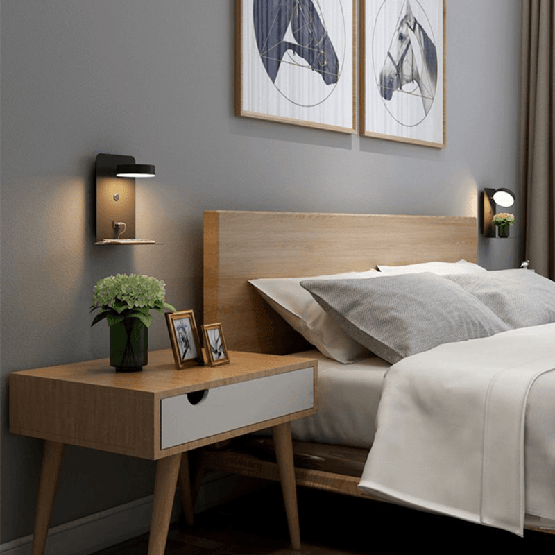 Éclairage mural LED ajustable noir, design moderne. Lampe avec tablette et port de charge USB-C pour salon/chambre.