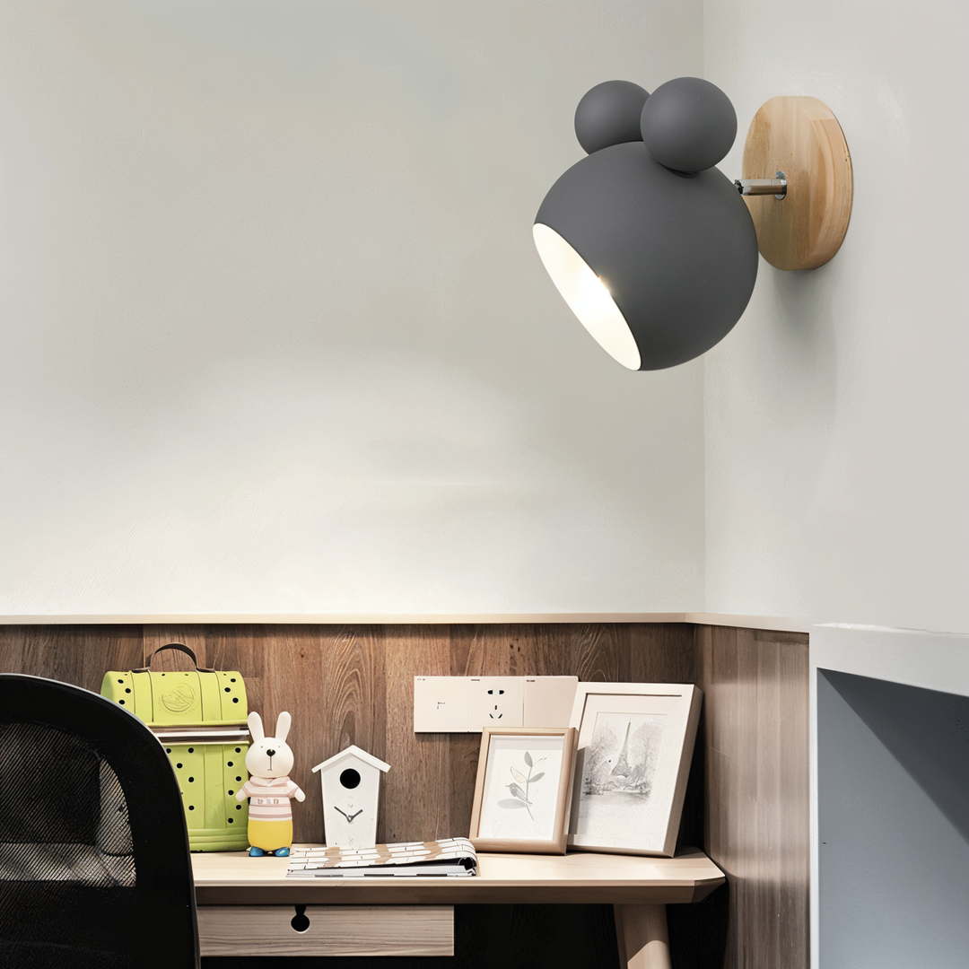 Applique murale LED design pour salon ou chambre, style moderne et ludique.