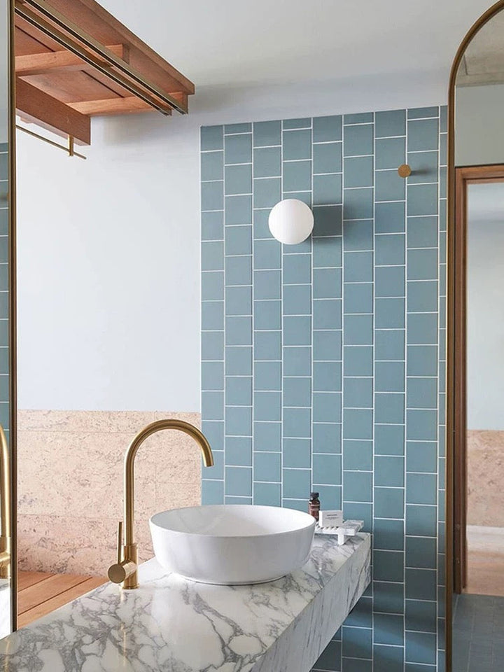 Applique murale boule, design moderne pour une lumière douce et une ambiance chaleureuse. Idéale pour un intérieur minimaliste.