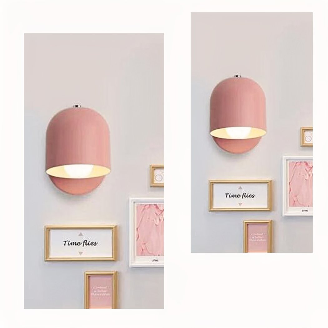 Applique murale scandinave moderne. Lampe design pour un éclairage d'ambiance coloré dans le salon ou chambre.
