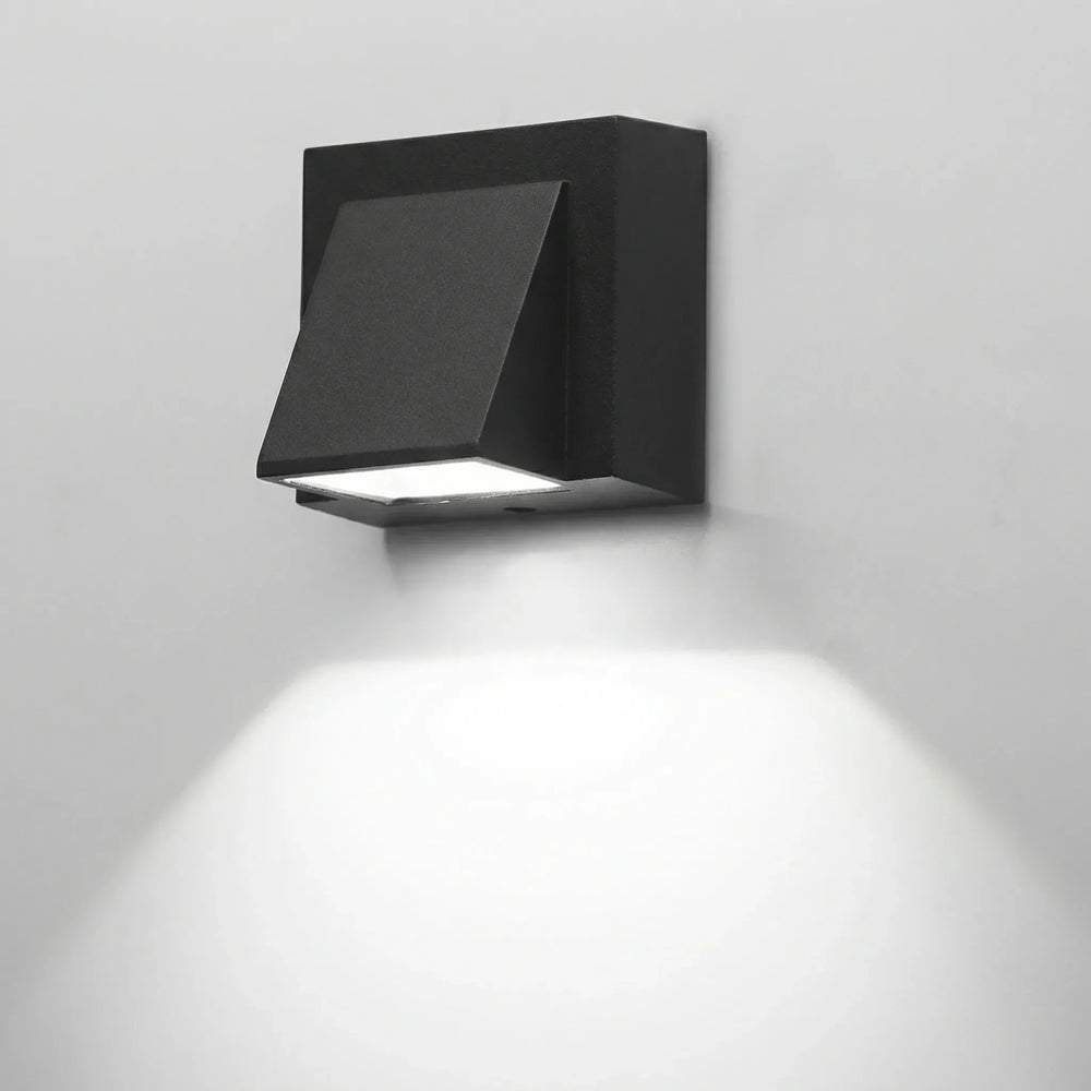 Luminaire mural LED moderne pour extérieur. Applique étanche IP65, parfaite pour éclairer façade, jardin ou terrasse.