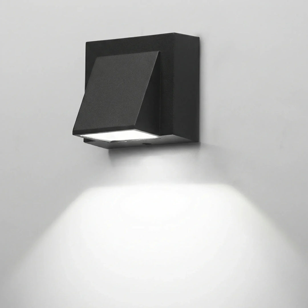 Luminaire mural LED moderne pour extérieur. Applique étanche IP65, parfaite pour éclairer façade, jardin ou terrasse.