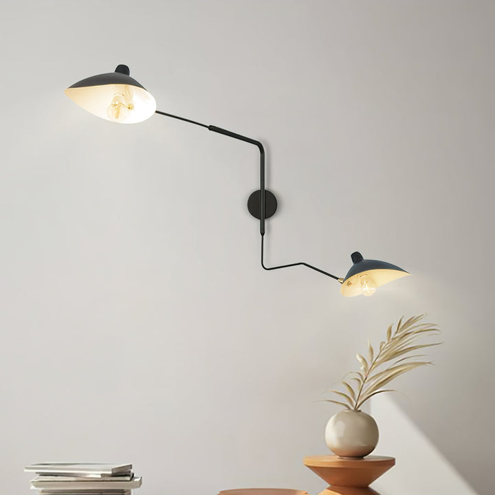 Lampe murale orientable à bras articulés en métal, apporte flexibilité et style moderne à tout espace.