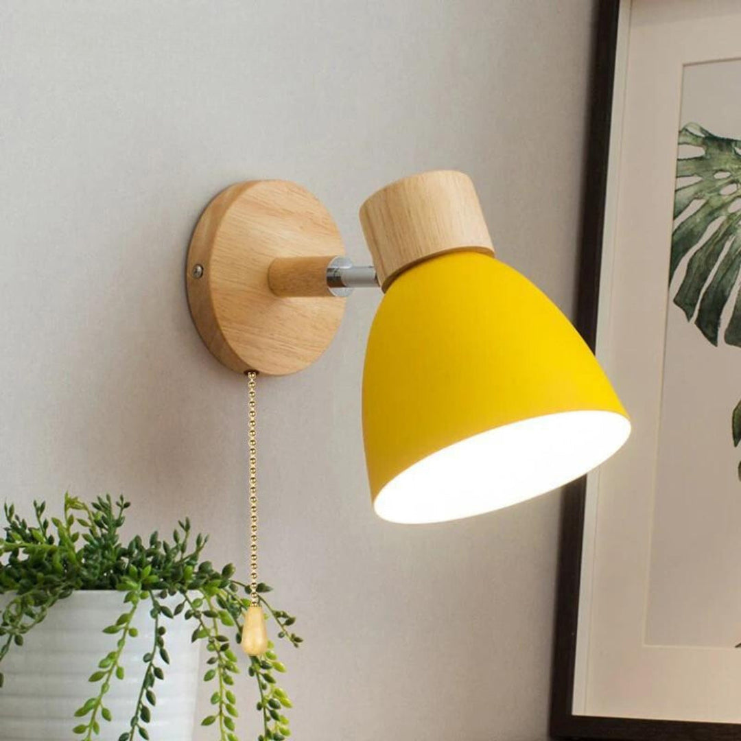 Applique murale scandinave élégante en bois clair et fer noir, design moderne et épuré.