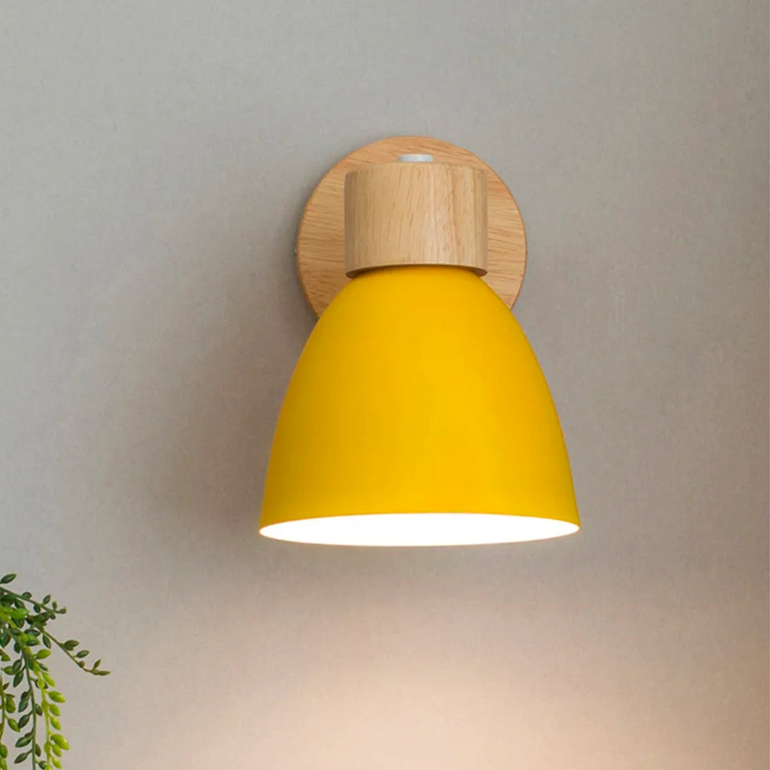 Applique murale bois et fer, design scandinave épuré, idéale pour illuminer et décorer tout espace moderne.