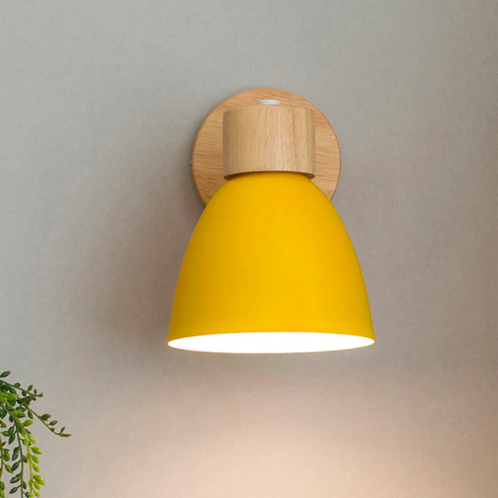 Applique murale bois et fer, design scandinave épuré, idéale pour illuminer et décorer tout espace moderne.