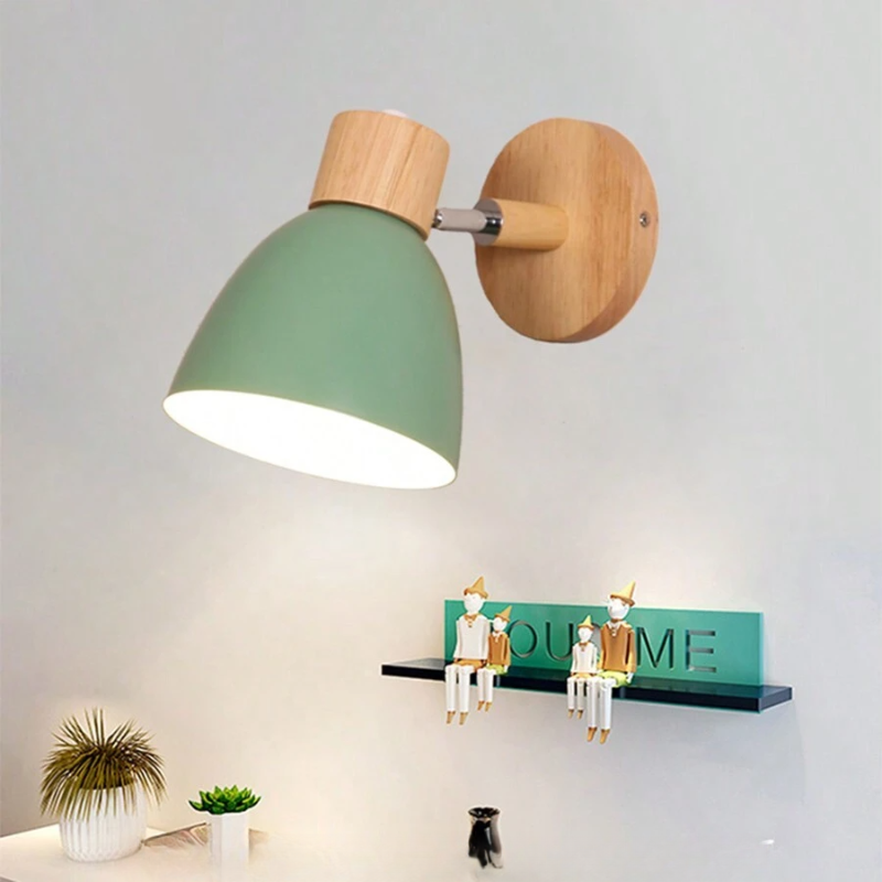 Luminaire mural scandinave en bois naturel et fer forgé, pour une décoration chaleureuse et stylée.