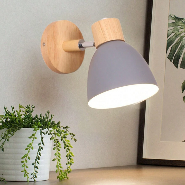 Applique murale orientable scandinave en bois et fer, éclairage directionnel idéal pour la lecture.