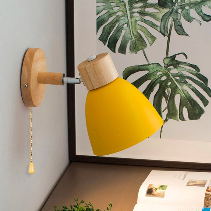 Élégante applique murale scandinave en bois et fer, apporte une touche moderne et lumineuse à votre intérieur.